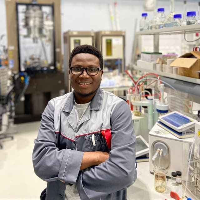 Thanks to a Humboldt Research Fellowship, Dr. Ayomikun Bello is researching interfacial phenomena in porous media at OVGU's Institute of Process Engineering. His work on evaporation and surfactants could help make oil recovery techniques more efficient and sustainable.